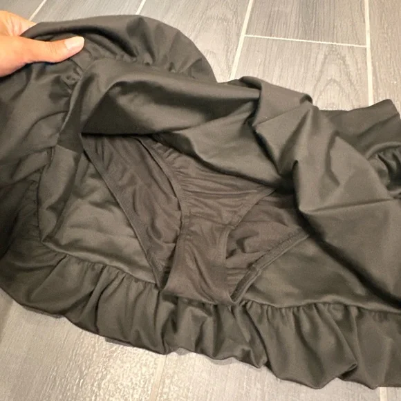 VITAL LIFE Black Bubble Mini Skirt with Ruched Details - Picture 6 of 8